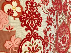 Tapiterie veche transformata in arta decorativa de perete.